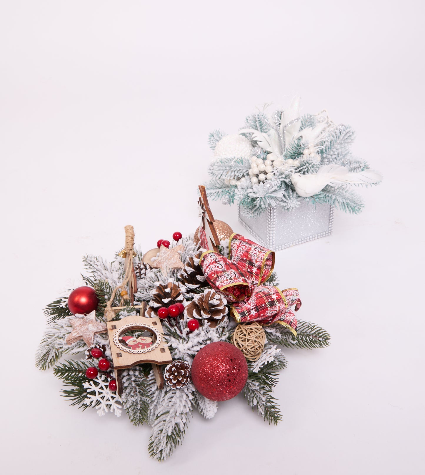 Rustic Christmas Arrangement with Red Accents – Pinecones, Ornaments & Wooden Sleigh