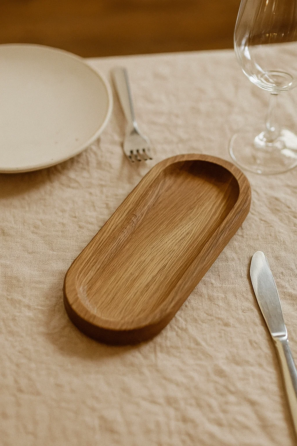 Oval рlate for serving with one section