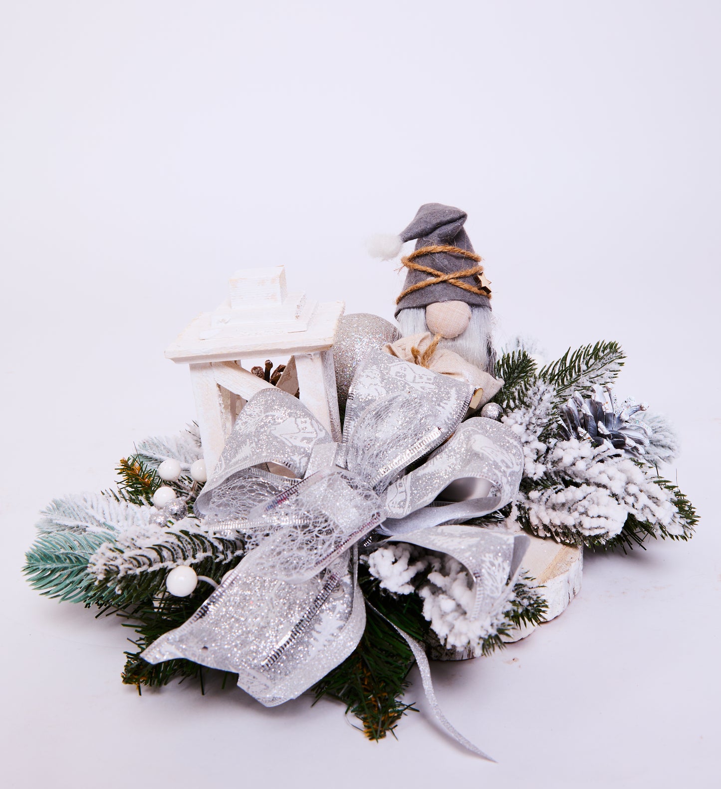 Scandinavian Christmas Decoration with Gnome & Lantern – Festive Table Arrangement with Silver Bow