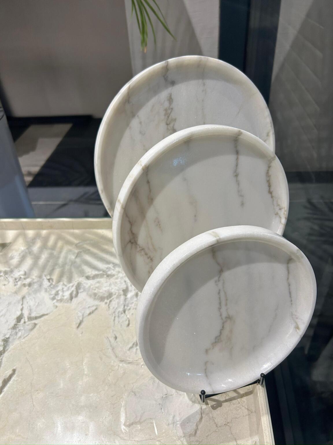 Marble plate made of Italian marble Calacatta Vagli, Ø25cm