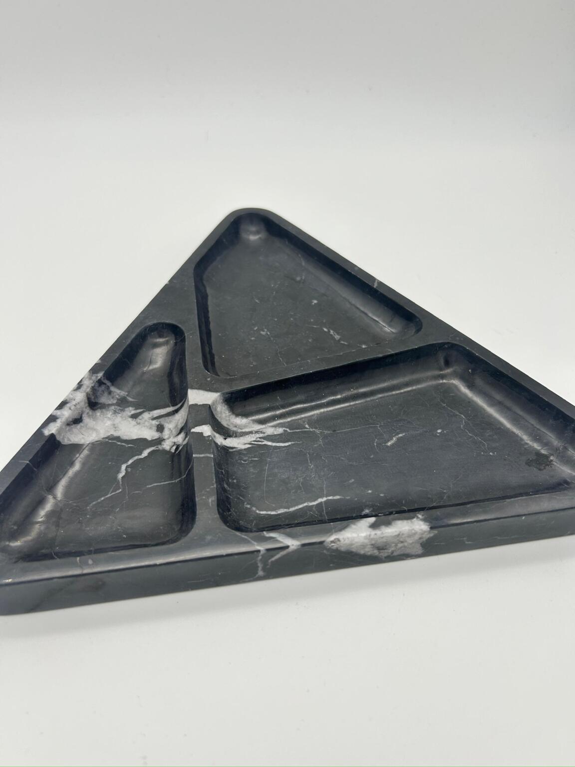 Triangular plate in black color