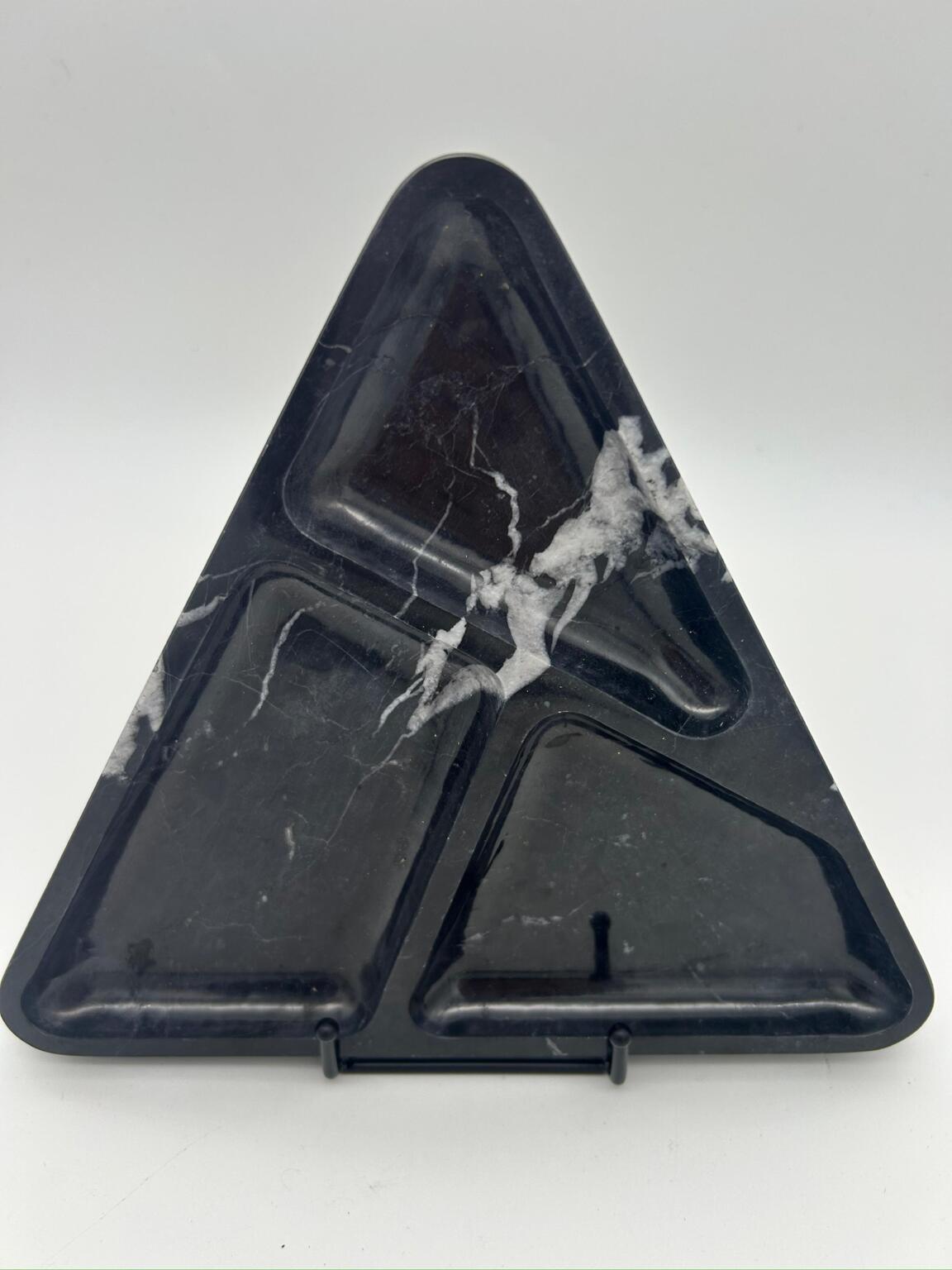 Triangular plate in black color