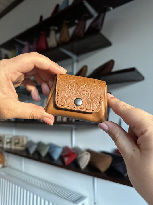 Leather coin box with floral embossing