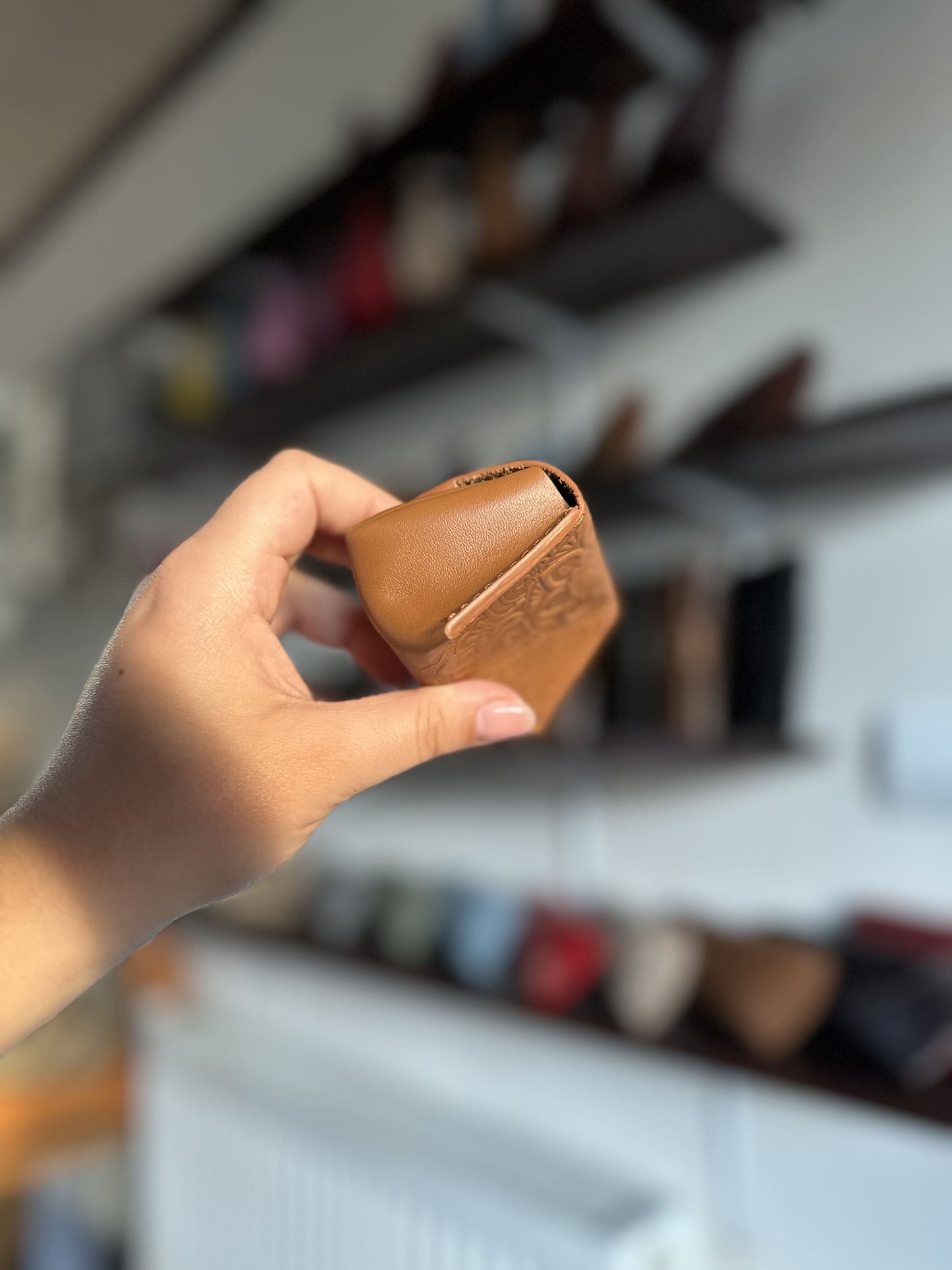Leather coin box with floral embossing