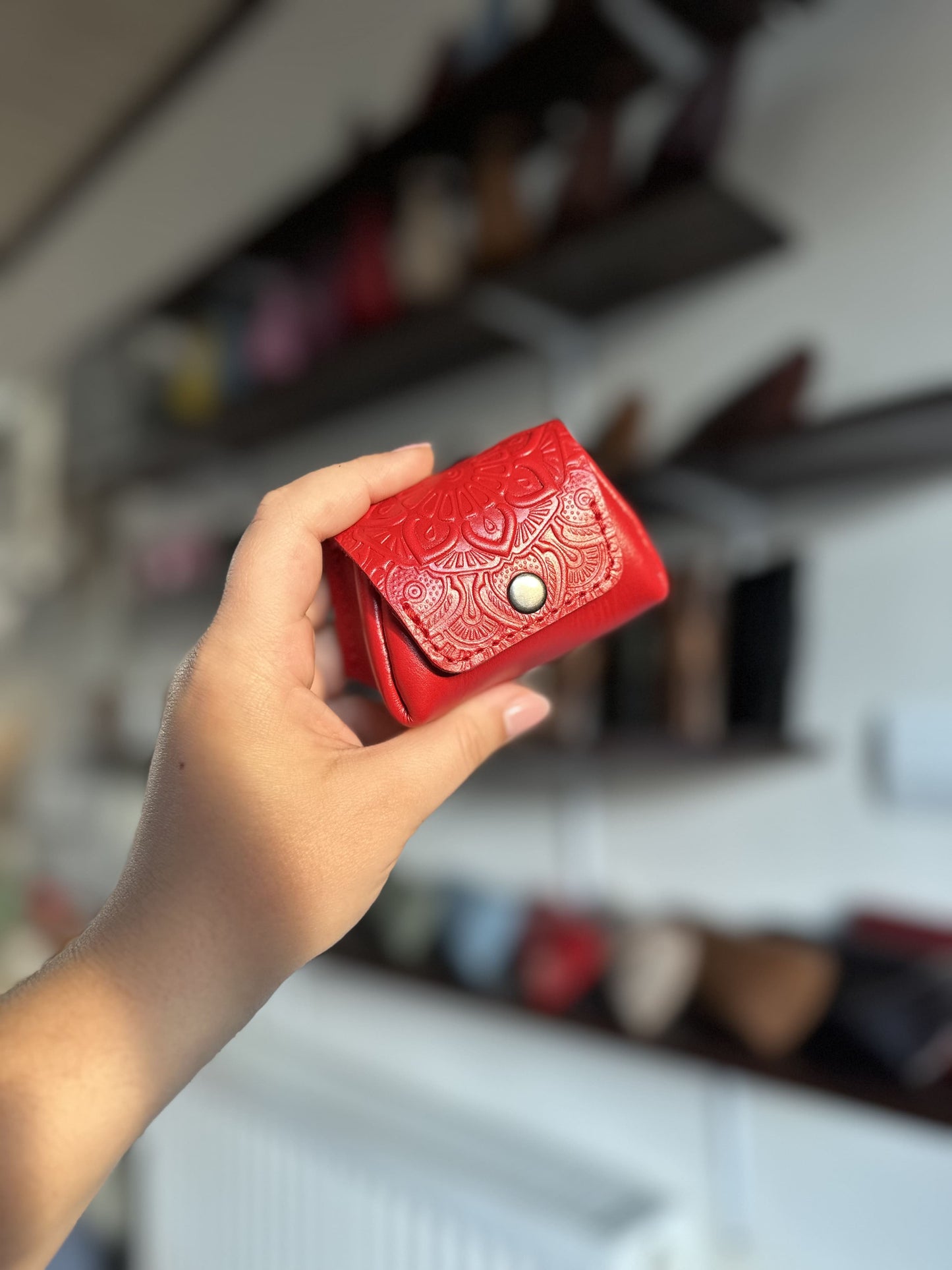 Leather coin box with floral embossing