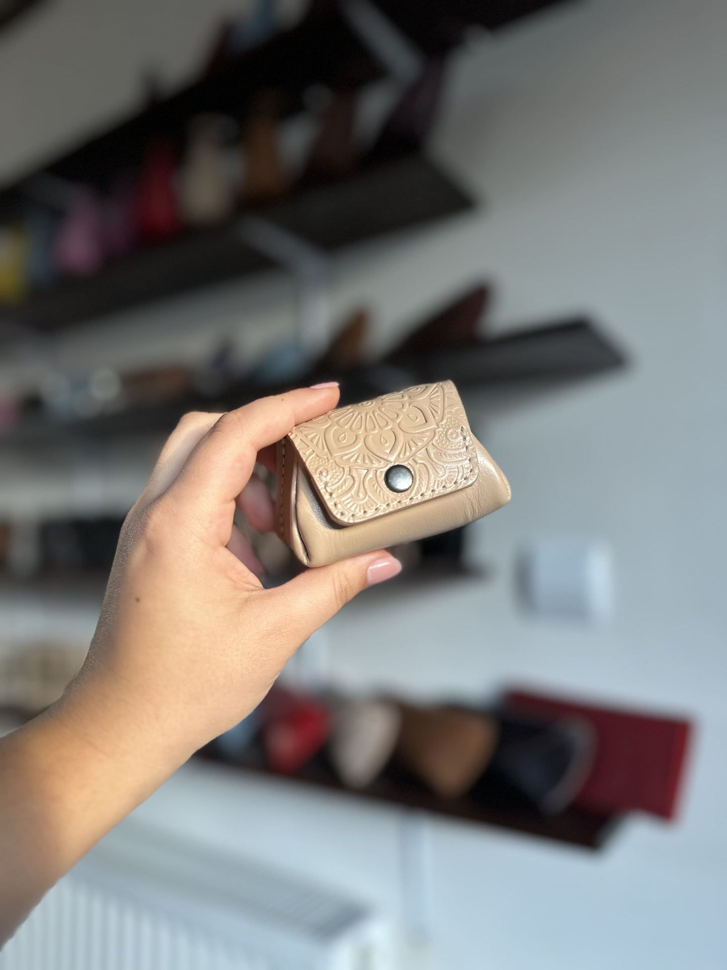 Leather coin box with floral embossing