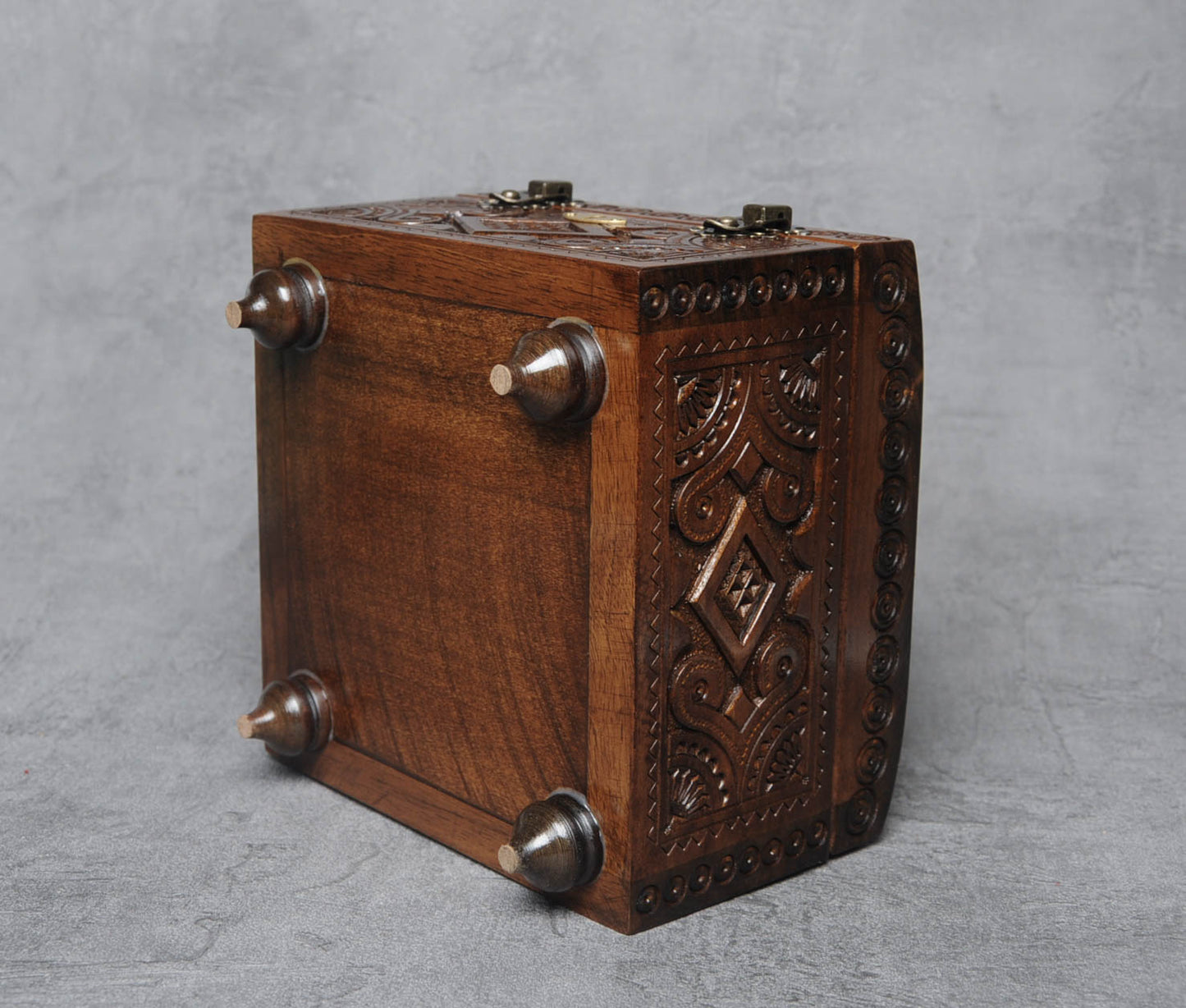 Wooden box 16x16 with key (037)