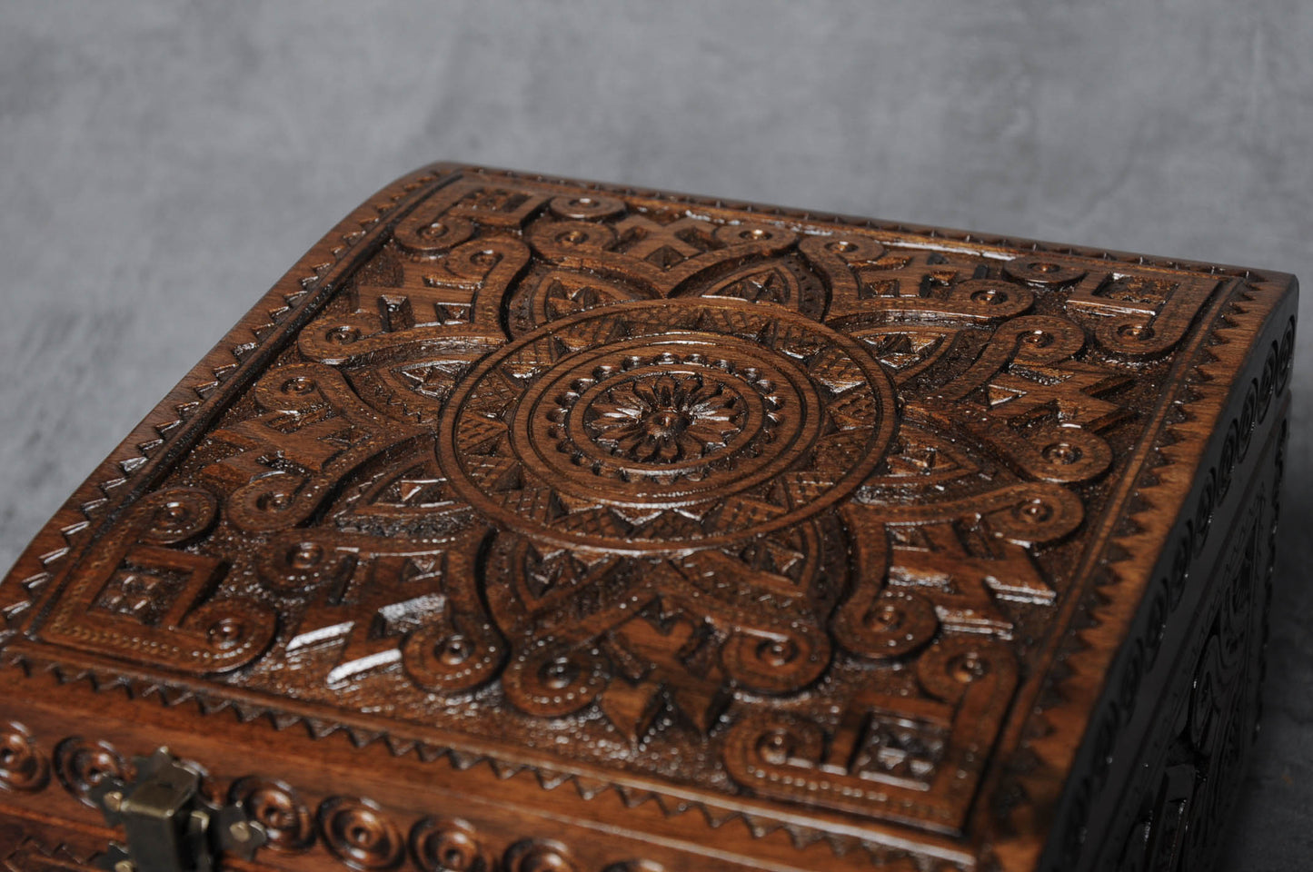 Wooden box 16x16 with key (037)