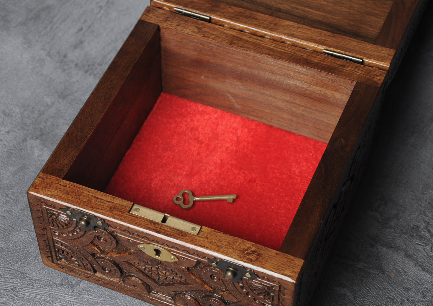 Wooden box 16x16 with key (037)