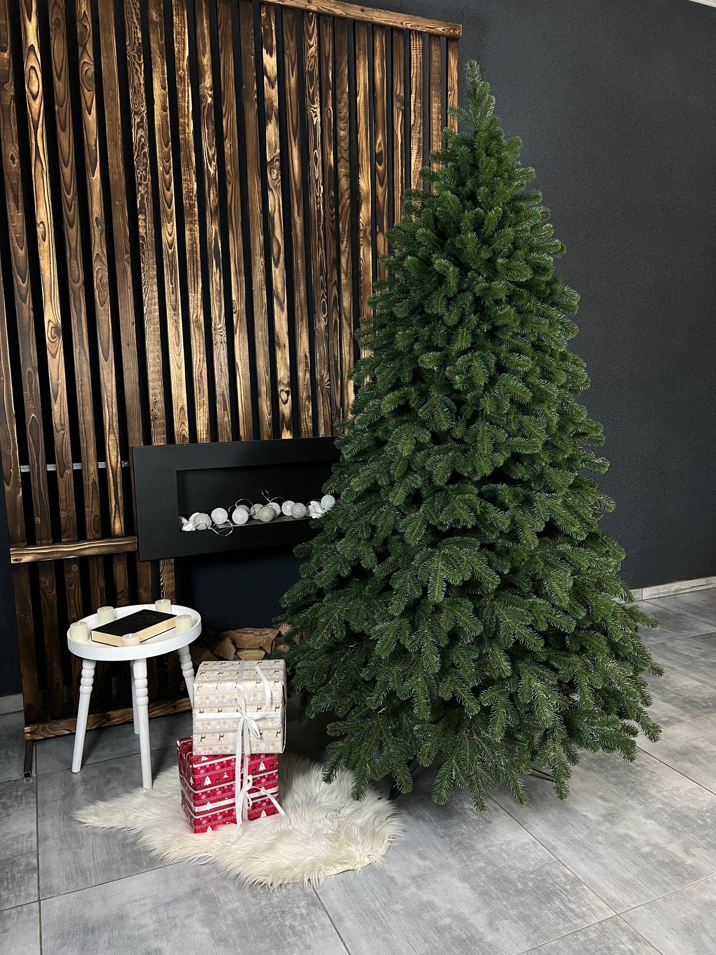 Triumph Christmas tree, green, on a string - 2.1 m.