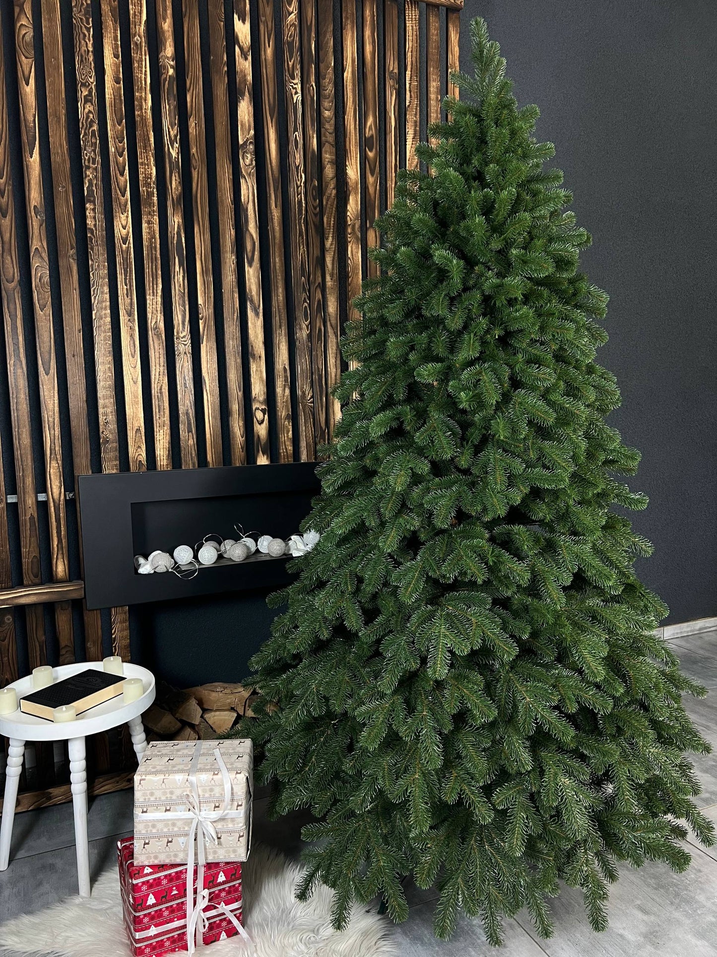 Triumph Christmas tree, green, on a string - 2.1 m.