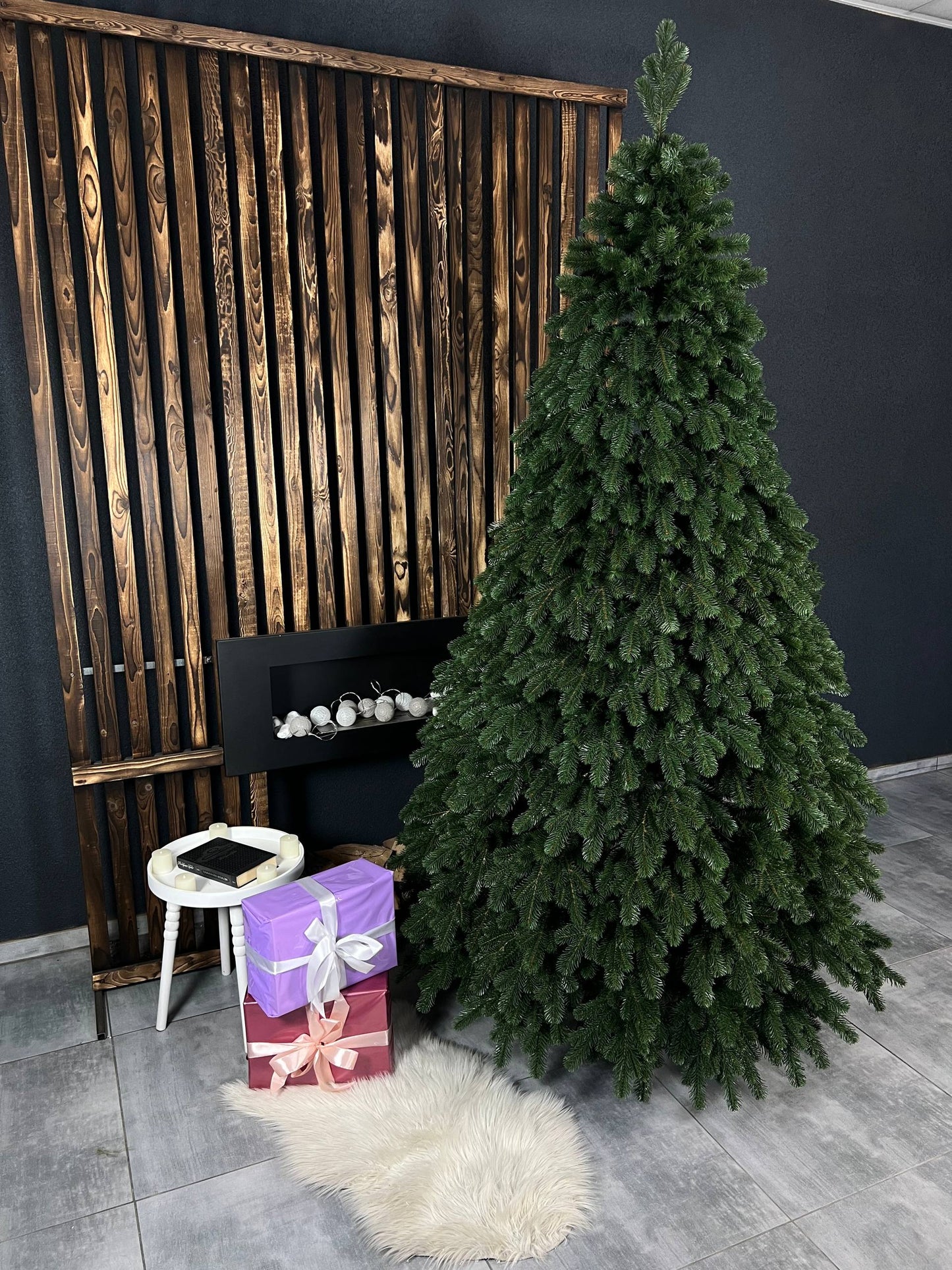 Triumph Christmas tree, green, on a string - 2.3 m.