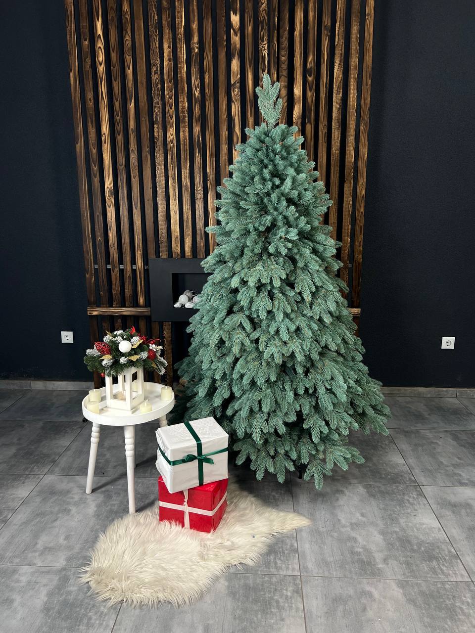 Royal blue Christmas tree on a string - 1.8 m.